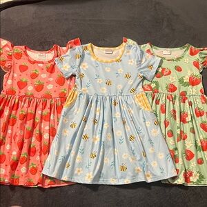 Lot of 3 dresses girl 4t-5t (110) spring/summer dresses floral bees strawberries